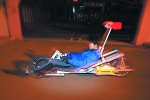 大學(xué)生造出“躺騎”電動(dòng)車 這屆年輕人重新定義了出行工具